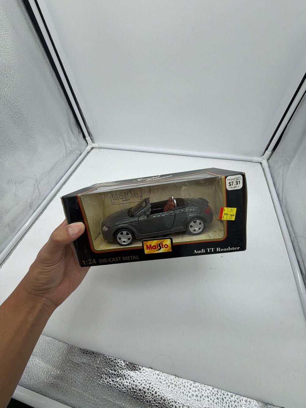 Maisto Special Edition 1:24 Die-Cast Metal Audi TT Roadster Gray Model Car